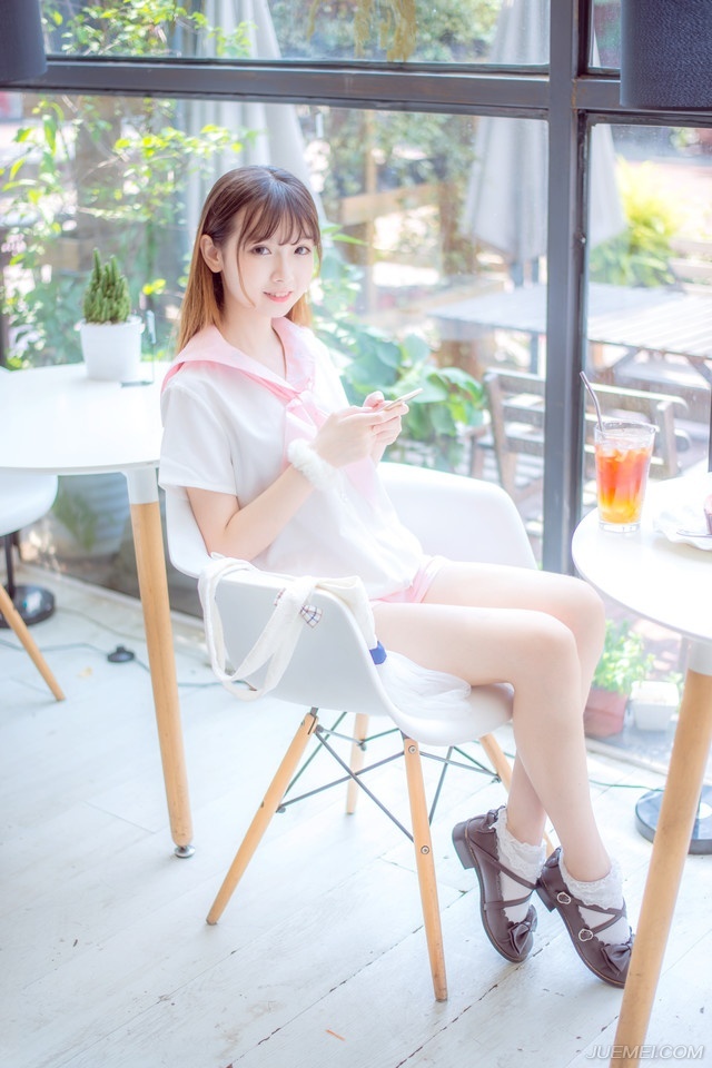 “主公……”黄权站出来一步，面色有些复杂的摇了摇头。